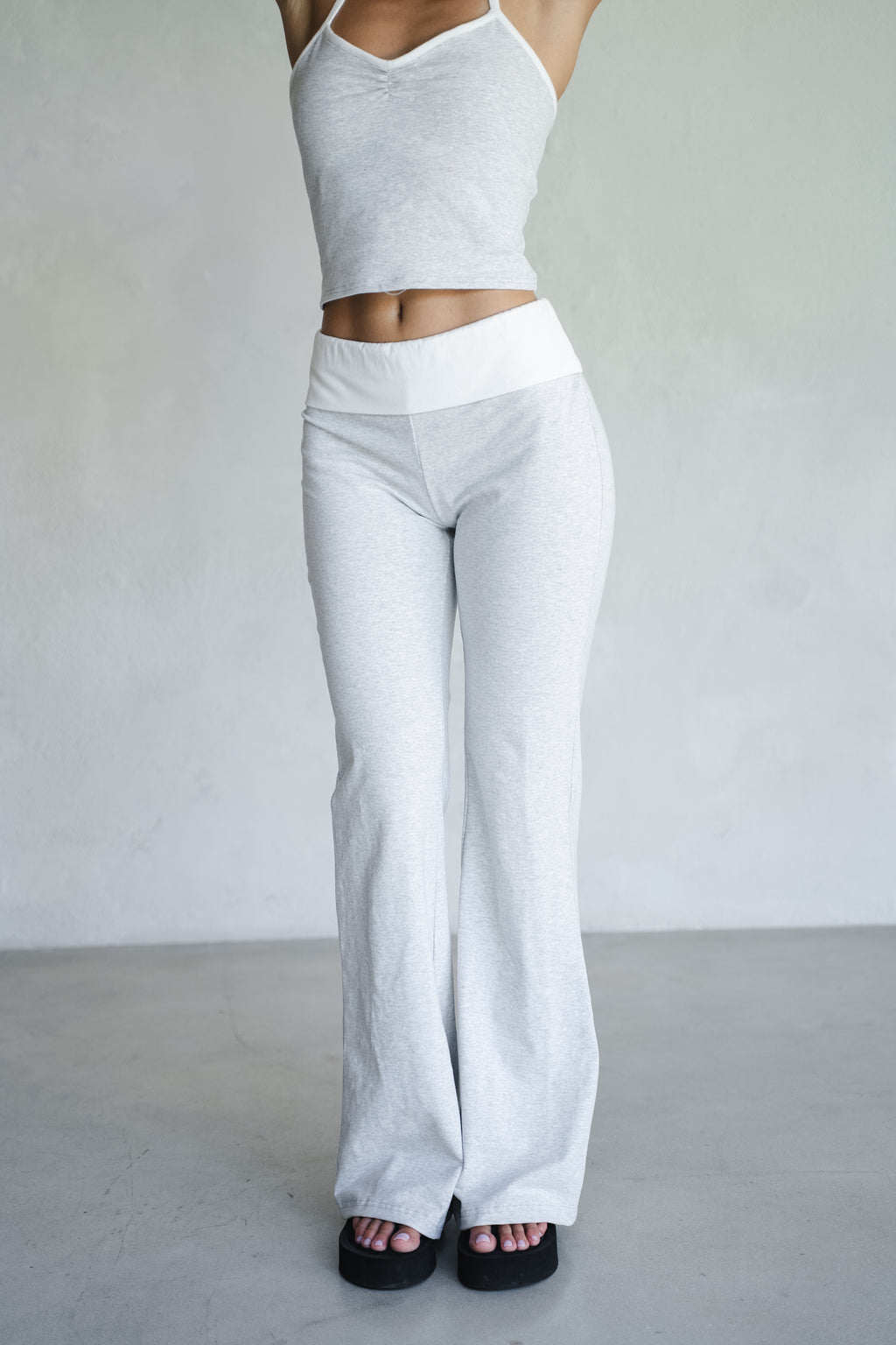PANTALON FLARE GRIS SPORT YOGA PANTAI MATA GRIS 