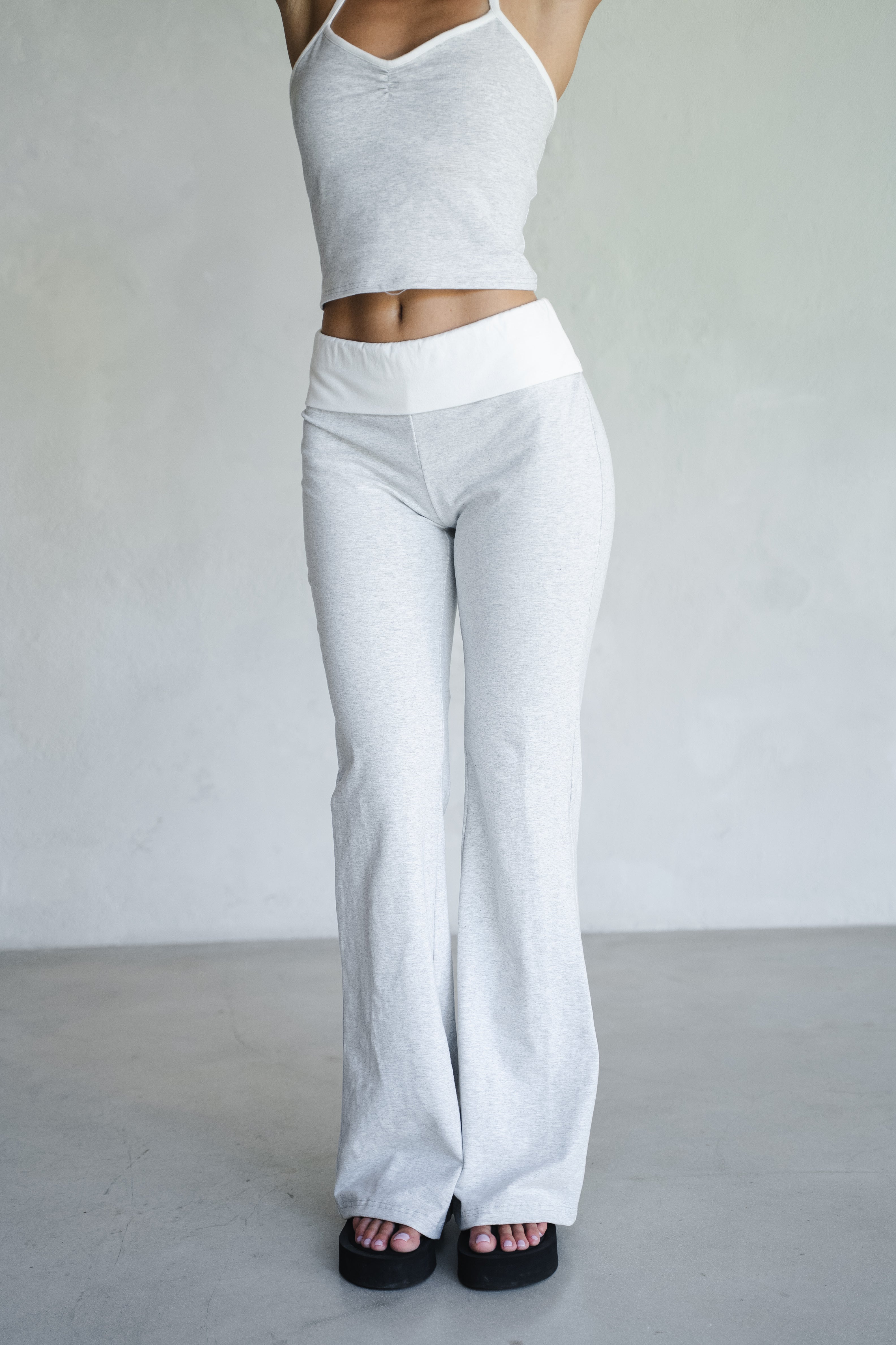PANTALON FLARE GRIS SPORT YOGA PANTAI MATA GRIS 