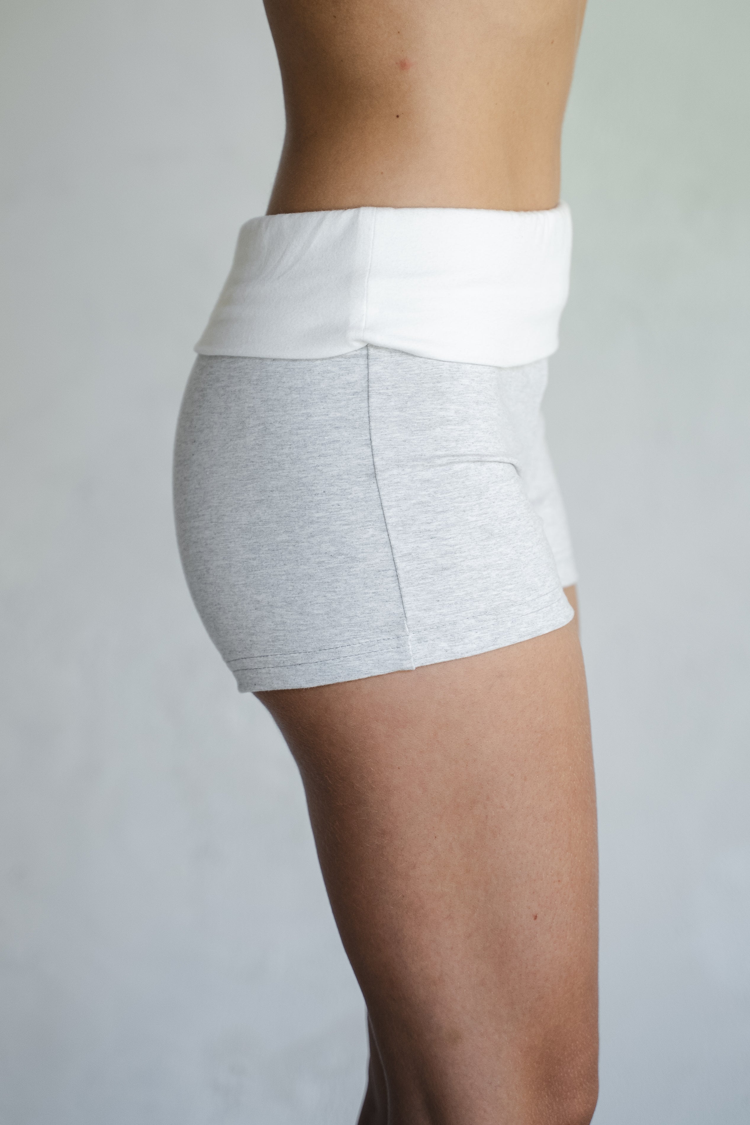 Short yoga sport confortable Tirta - Short Ecovero gris